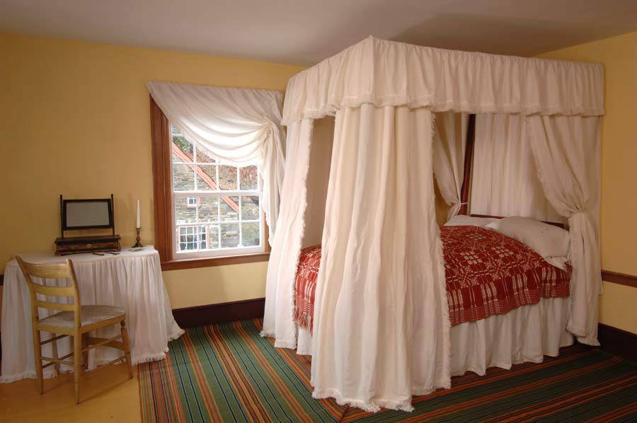 A 1790's even striped herringbone dimity in linen with handwoven
fringe and a festoon curtain.